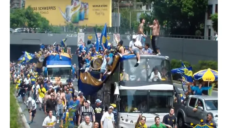 Foto de la hinchada de Boca de caravana.