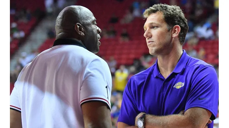 Magic Johnson y Luke Walton platican en la Liga de Verano