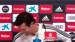 Solari casi se cae en la conferencia.