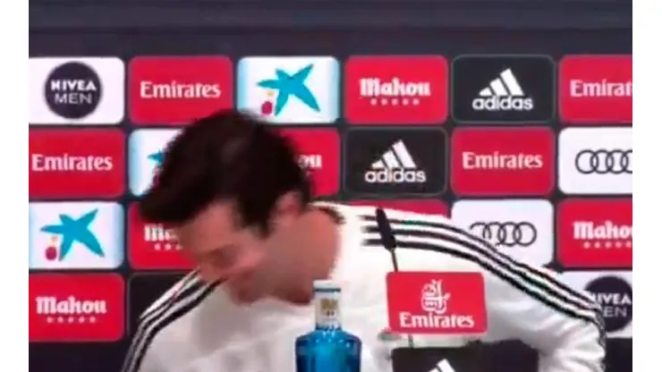 Solari casi se cae en la conferencia.