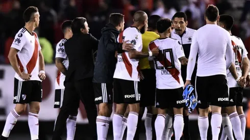 River protesta ante el árbitro de la ida ante Gremio.