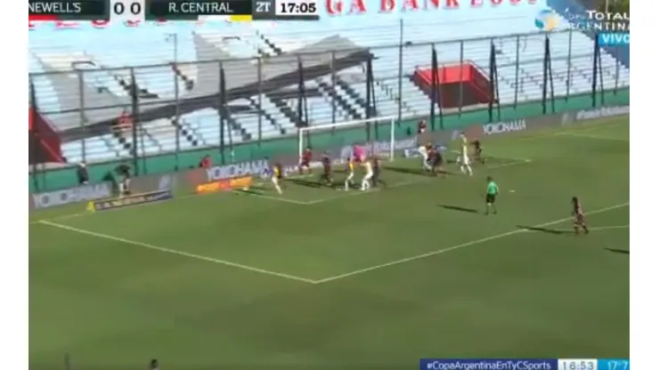 Lo quieren matar en Newell's: se paró en el primer palo, no hizo nada y Central puso el 1-0
