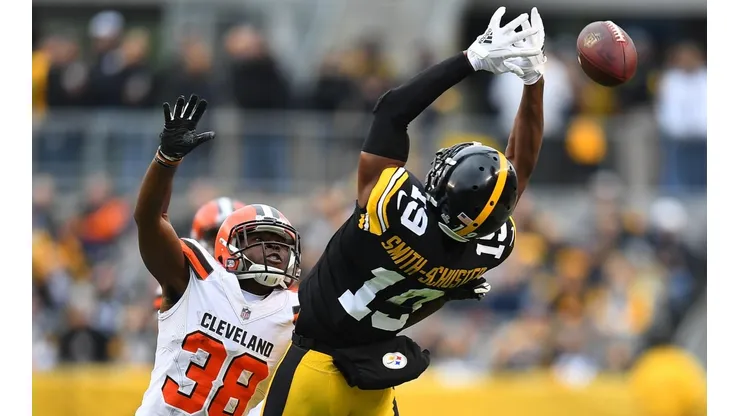 JuJu Smith - Schuster recibiendo un pase de Ben Roethlisberger