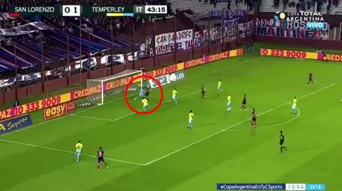 Blandi metió un cabezazo potente, pero el balón se estrelló con el travesaño