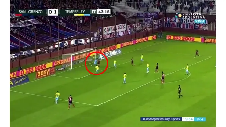 Blandi metió un cabezazo potente, pero el balón se estrelló con el travesaño