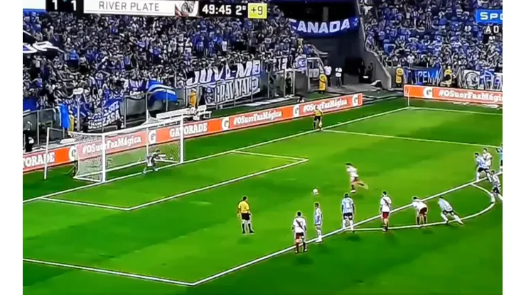 ¡Apareció el VAR, penal para River y Pity Martínez dio vuelta la serie!