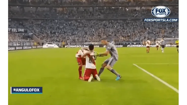 Foto del festejo de Gonzalo Martínez ante Gremio.