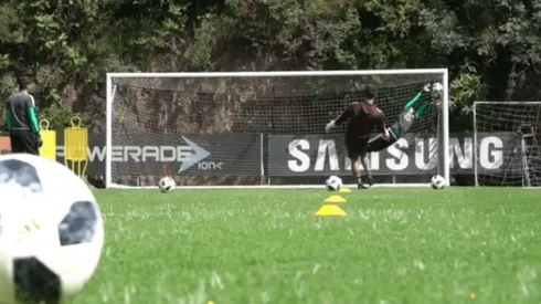 Tremenda estirada de Carlos Jiménez.