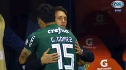 Gustavo Gómez saludando a Guillermo.