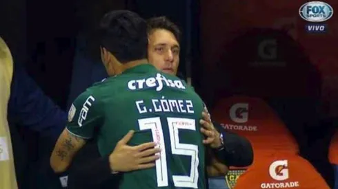 Gustavo Gómez saludando a Guillermo.
