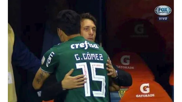 Gustavo Gómez saludando a Guillermo.