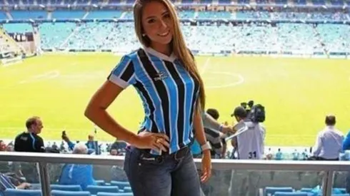 Carolina Portaluppi con la camiseta de Gremio.