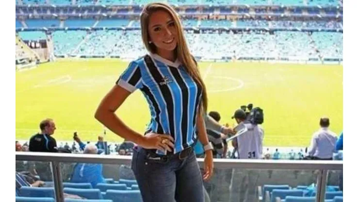 Carolina Portaluppi con la camiseta de Gremio.