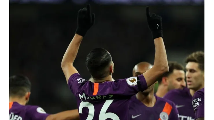 Riyad Mahrez celebra su tanto.