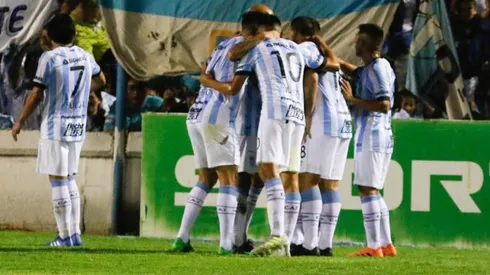 Atlético Tucumán sigue dando pelea arriba.
