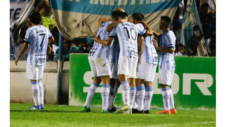 Atlético Tucumán sigue dando pelea arriba.
