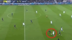 El caño de Lucas Ocampos sobre Neymar.