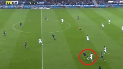 El caño de Lucas Ocampos sobre Neymar.