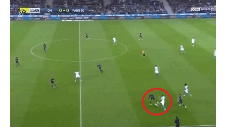 El caño de Lucas Ocampos sobre Neymar.