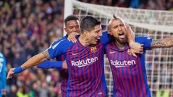 Arturo celebra su gol con Suárez.