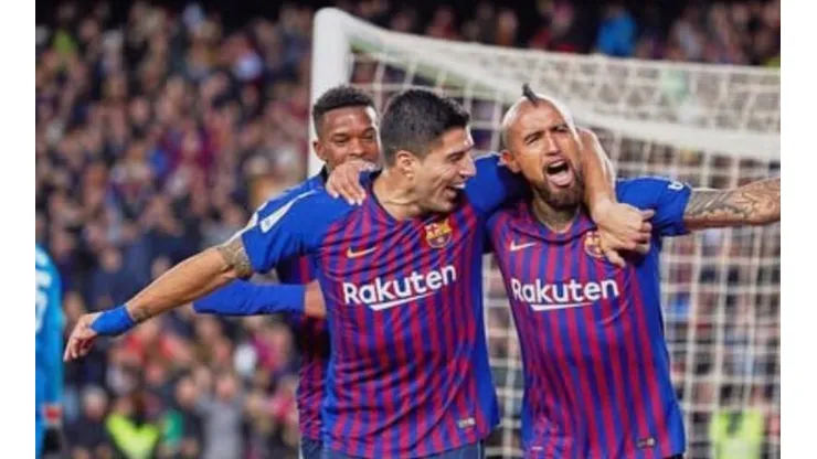 Arturo celebra su gol con Suárez.