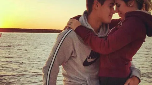 Martínez Quarta volvió a casa expulsado, lastimado y lo tuvo que defender su novia