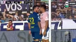 Cara a cara de Tevez con Rinaudo.