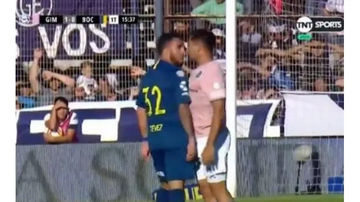 Cara a cara de Tevez con Rinaudo.