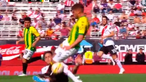 Dura entrada de Martínez Quarta.