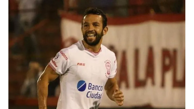 Lucas Gamba, la gran figura del partido.