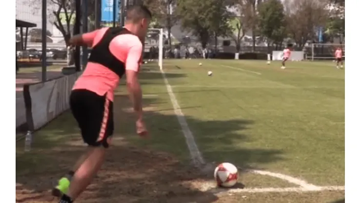 Golazo olímpico de Mateus en el entrenamiento.
