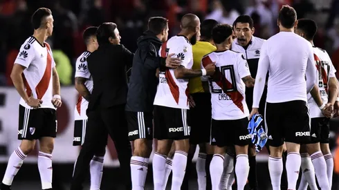 Foto de los jugadores de River enfrentando a Gremio.