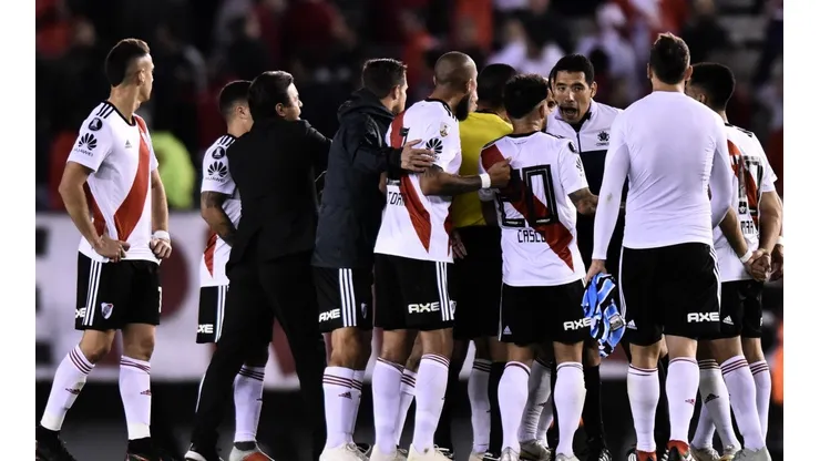 Foto de los jugadores de River enfrentando a Gremio.