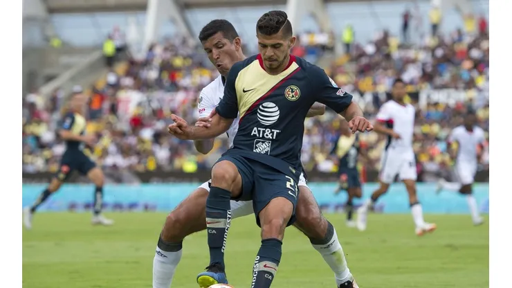 Henry Martín calentó la previa.