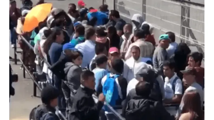 Multitud y caos en la venta de boletos para Cruz Azul - América