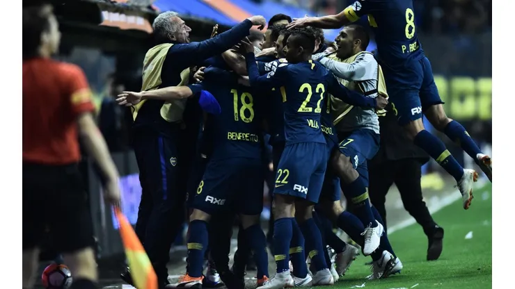 Foto de los jugadores de Boca celebrando el gol.