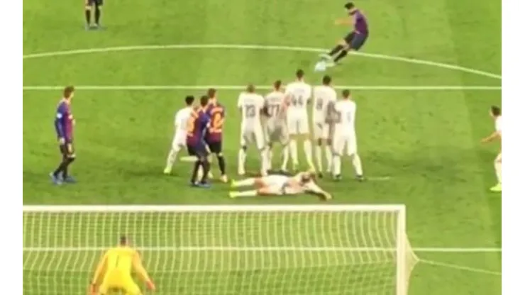 Barrera en modo Dios: la increíble forma de un jugador del Inter para evitar el gol de Suárez