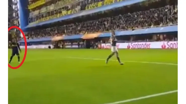 Nández le dio un mal pase a Zárate y el delantero hizo gestos re caliente para después aplaudirlo