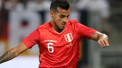 El defensor peruano no tiene diálogo con ningún futbolista crema.