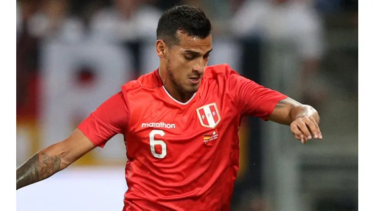 El defensor peruano no tiene diálogo con ningún futbolista crema.