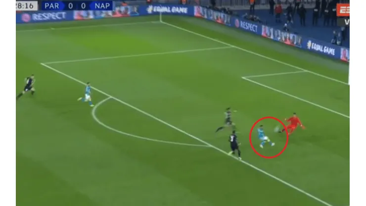 A pura clase, Insigne definió por encima del arquero y estampó el primero para el Napoli
