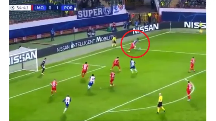 Tecatito Corona volvió loco al defensor, centró y Herrera marcó de cabeza