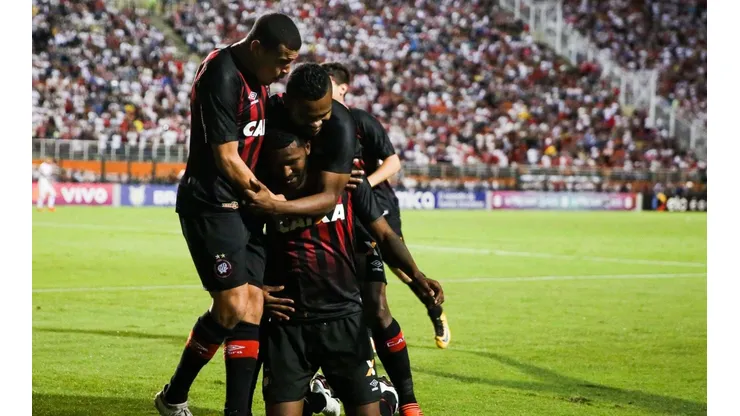 Bahía vs Atlético Paranaense por Copa Sudamericana.