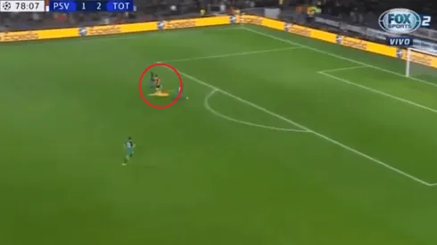 Hugo Lloris salió a cortar el ataque del Chucky Lozano y se fue expulsado