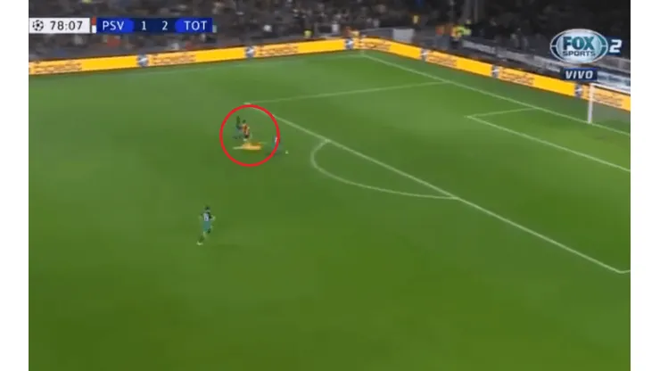 Hugo Lloris salió a cortar el ataque del Chucky Lozano y se fue expulsado