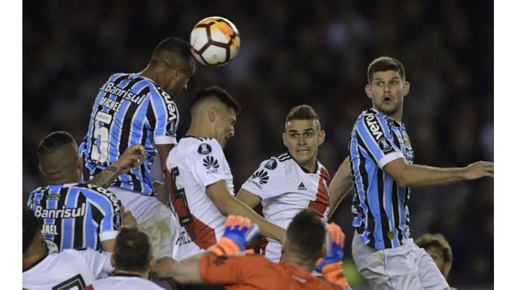 Armani quedó a mitad de camino, Michel anticipó a todos y Gremio puso el 1-0