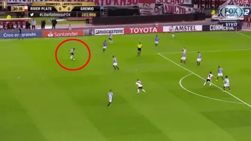 Jugada de peligro de River ante Gremio.