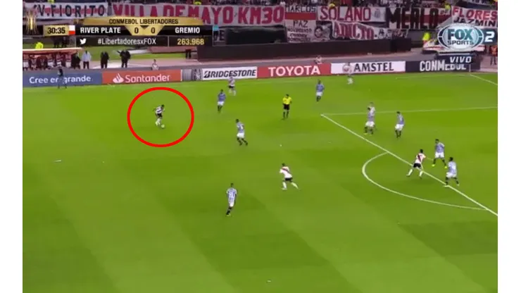 Jugada de peligro de River ante Gremio.