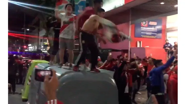 El hincha de River está como loco.