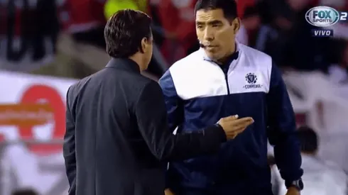 Foto de Marcelo Gallardo con el árbitro.